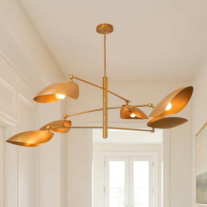 Elegant taklampa i mässing – ljuskrona med 6 ljuskällor och böjd skärm | Modern Sputnik-lampa med linjär armatur | Pendel med dubbel glasskärm bild 1