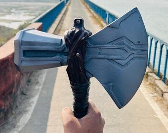 手作りのソーのストームブレイカー斧と翼付きヘルメットの金属製