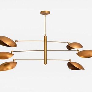 Elegant taklampa i mässing – ljuskrona med 6 ljuskällor och böjd skärm | Modern Sputnik-lampa med linjär armatur | Pendel med dubbel glasskärm bild 4