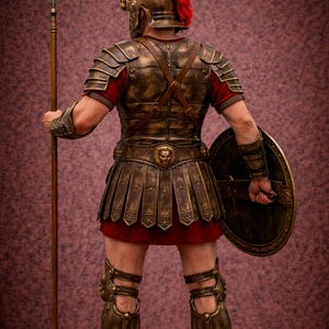 K&ouml;nnte beinhalten: Ein r&ouml;misches Gladiatorenkost&uuml;m, von hinten gesehen, mit bronzefarbener R&uuml;stung, rotem Tuch und einem Helm mit rotem Kamm. Der Gladiator h&auml;lt einen Speer und einen runden Schild. Das Kost&uuml;m umfasst Bein- und Armsch&uuml;tzer.