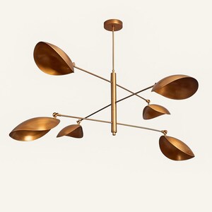Elegant taklampa i mässing – ljuskrona med 6 ljuskällor och böjd skärm | Modern Sputnik-lampa med linjär armatur | Pendel med dubbel glasskärm bild 5