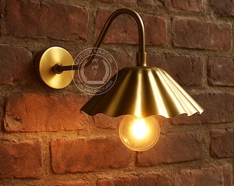 Applique da parete moderna in ottone: lampadario dorato smerlato