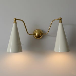 Applique murale moderne du milieu du siècle en laiton massif faite à la main - Luminaire de vanité de salle de bains et de chambre à coucher