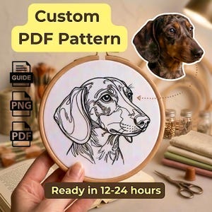 Op de afbeelding: Een aangepast PDF-patroon voor borduurwerk met een teckelhondontwerp. De afbeelding toont een lijntekening van de hond in een houten borduurring, met een kleurenfoto van een teckel. Tekst luidt "Custom PDF Pattern" en "Ready in 12-24 hours."