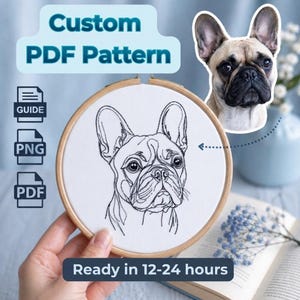 Op de afbeelding: Een aangepast PDF-patroon voor borduurwerk met een Franse Bulldog-ontwerp. De afbeelding toont een afgewerkte borduurring met de omtrek van de hond gestikt in zwarte draad. Tekst op de afbeelding luidt "Custom PDF Pattern" en "Ready in 12-24 hours."