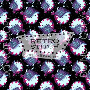 以下が含まれることがあります： 黒い背景に繰り返されるパターンは、ライトブルーと赤のアクセントを持つ漫画風の円形キャラクターを特徴とし、それぞれが「Dark Magic 101」と書かれた本を持っています。「Retro Stitch Custom Fabrics」というテキストも表示されています。