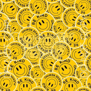Puede incluir: Patrón repetido de círculos amarillos con una cara sonriente, las palabras "BE KIND" y "PLEASE REWIND" en negro. El fondo es negro con motas blancas. El diseño transmite un mensaje retro y positivo.