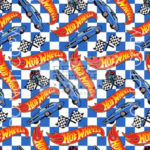 以下が含まれることがあります： 青いおもちゃの車、チェッカーフラッグ、赤と黄色の「Hot Wheels」の文字が、青と白のチェック柄の背景に繰り返されるパターン。レトロでヴィンテージな雰囲気のデザインです。