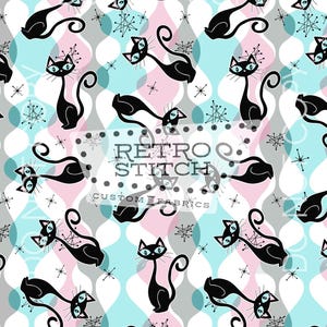 Könnte beinhalten: Ein sich wiederholendes Muster mit schwarzen Katzen-Silhouetten mit grünen Augen und weißen Schnurrhaaren auf einem Hintergrund aus hellblauen, rosa und grauen Ovalen. Die Worte "Retro Stitch Custom Fabrics" sind ebenfalls sichtbar.
