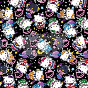 Puede incluir: Patrón repetitivo con el personaje Hello Kitty en varios atuendos, sobre un fondo negro con planetas, estrellas y lunas crecientes. El diseño incluye acentos rosas, azules, rojos y naranjas.