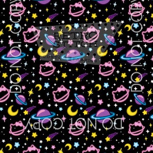 Może przedstawiać: Czarna tkanina z powtarzającym się wzorem planet, gwiazd, księżyców i twarzy kotów z kreskówek. Planety są fioletowe z niebieskimi pierścieniami, a księżyce są żółte. Twarze kotów są różowe z kokardkami. Na obrazie wydrukowano tekst "DO NOT COPY".
