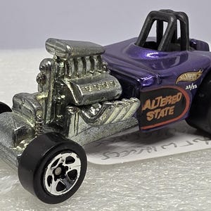 Hot Wheels First Editions 2002, estado alterado, casi nuevo.