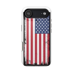 以下が含まれることがあります： 白の携帯電話ケース。古びたアメリカ国旗のデザイン。旗は赤と白のストライプと白い星の青いフィールドを表示します。ケースには、黒いカメラレンズの切り抜きと黒いトリムがあります。