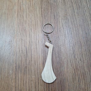 Handgesneden Hurley-sleutelhanger van teruggewonnen essen | Iers hurlingcadeau | GAA-aandenken | Duurzame Keltische sleutelhanger