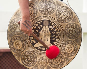 Gong tibétain fait main : Yogi méditant et gravure de chakras, guérison par le son avec support