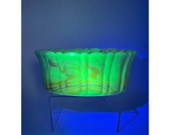 Plato ovalado para dulces/maceta de vidrio Akro Agate vintage, color naranja y blanco, reactivo a los rayos UV, 6,35 cm de alto.