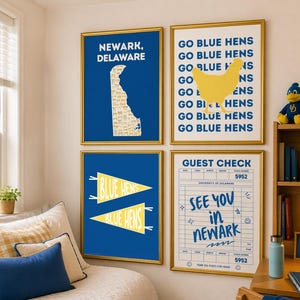 Op de afbeelding: Vier ingelijste prints met gouden frames. De prints bevatten tekst en afbeeldingen gerelateerd aan de Universiteit van Delaware. Eén print zegt "Newark, Delaware" met een kaartomtrek. Andere prints zeggen "Go Blue Hens" en "See you in Newark".