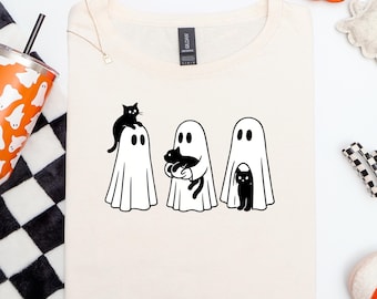 Süßer Geist und schwarze Katze Halloween T-Shirt | Gruseliges Saison Grafik-T-Shirt | Gemütliches Herbst Shirt mit Geistern und Katzen | Halloween-Katzen-Liebhaber-T-Shirt