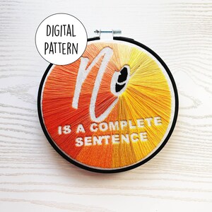 Può includere: Arte di ricamo su cerchio con un gradiente di filo arancione e giallo. Il cerchio presenta il testo "No is a complete sentence".