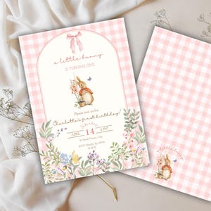 Op de afbeelding: Twee roze gingham verjaardagsuitnodigingen. De hoofdinvitaties tonen een konijn illustratie, de tekst "a little bunny is turning one" en evenement details. De tweede kaart heeft hetzelfde roze gingham patroon.