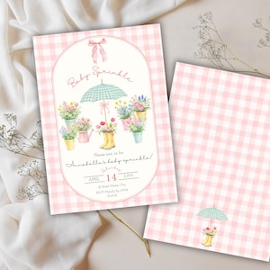 Può includere: Invito per Baby Sprinkle con motivo a quadri rosa. L'invito presenta illustrazioni ad acquerello di fiori, annaffiatoi e uno stivale giallo. Il testo recita "Baby Sprinkle" e include i dettagli dell'evento.