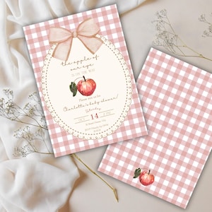 Puede incluir: Dos invitaciones para baby shower con un patrón de cuadros rosas. Una invitación presenta un marco ovalado con texto y una manzana de acuarela. El texto dice "the apple of our eye is on the way" y "Charlotte's baby shower!"