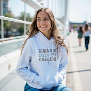 Jogging Late Is My Cardio Hoodie - Lustiges Geschenk für Fitness Liebhaber & Busyies