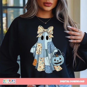 Könnte beinhalten: Schwarzes Sweatshirt mit einem Patchwork-Geist-Design, einer Schleife und einem Kürbis-Korb. Der Geist ist hellblau mit floralen Patches. Der Kürbis ist hellblau mit einem geschnitzten Gesicht. Der Text "ARTBEAT DIGITAL DESIGN" und "DIGITAL DOWNLOAD" sind sichtbar.
