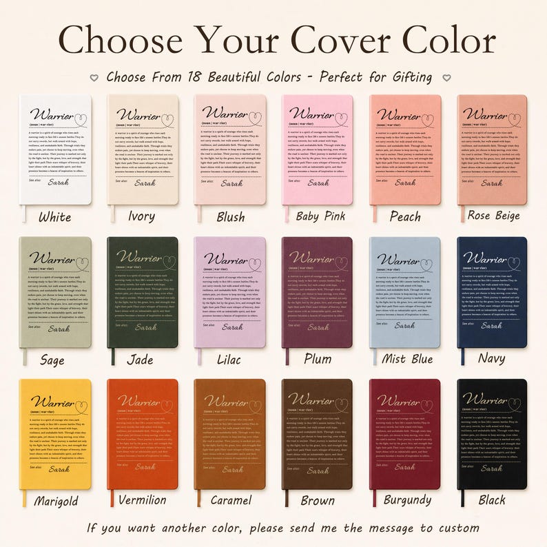 Peut inclure: Une collection de dix-huit carnets rectangulaires dispos&eacute;s en grille, chacun portant le mot Warrior, une d&eacute;finition et le nom Sarah imprim&eacute;s sur la couverture. Les carnets sont disponibles en blanc, ivoire, blush, rose, p&ecirc;che, beige ros&eacute;, sauge, jade, lilas, prune, bleu brume, marine, souci, vermillon, caramel, marron, bordeaux et noir.