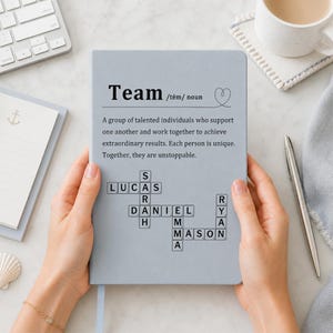 Personalisiertes Team Journal mit Scrabble Namen, personalisiertes Mitarbeiter Notizbuch, Geschenk zur Wertschätzung von Mitarbeitern, Büro Geschenk für Mitarbeiter, Teammotivation