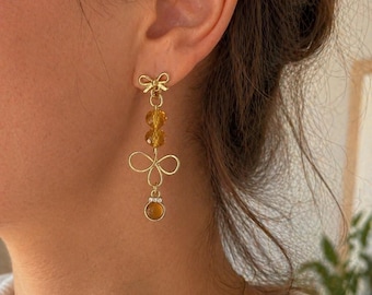 Pendientes colgantes de ámbar con lazo dorado hechos a mano / Elegantes joyas colgantes de cristal facetado