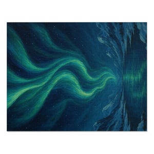 以下が含まれることがあります： オーロラを描いたジグソーパズル。画像は、暗い青色の星空を背景に、緑と青の光が渦巻く様子を示しています。パズルのピースが見え、テクスチャのある表面を作り出しています。