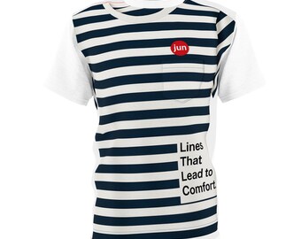 Può includere: T-shirt bianca con righe orizzontali blu navy sul davanti e sul retro. La maglietta ha maniche bianche e una piccola tasca. Un cerchio rosso con la scritta "jun" è sul petto. Il testo "Lines That Lead to Comfort" è stampato in basso a destra.