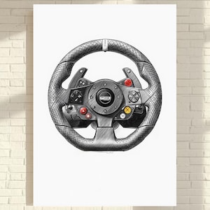 Puede incluir: Ilustración en blanco y negro de un volante de juego con botones y controles. La obra de arte se presenta sobre un fondo blanco. Debajo, tres coches de juguete están colocados sobre un mueble blanco.