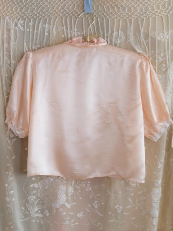 1940s Rayon Pink Bed Jacket with Puff Sleeves - image 3
