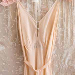 Vestido de lencería de seda rosa melocotón con corte al bies, de la década de 1930, completamente cosido a mano por Léron.