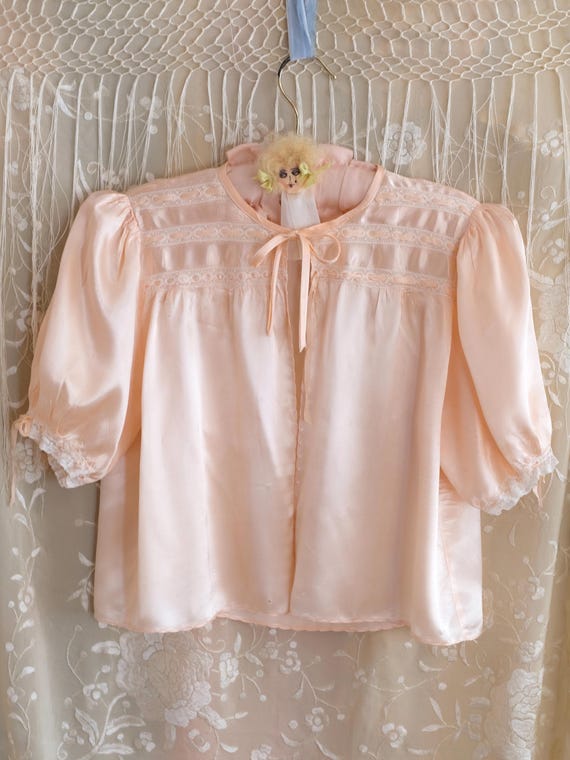 1940s Rayon Pink Bed Jacket with Puff Sleeves - image 2