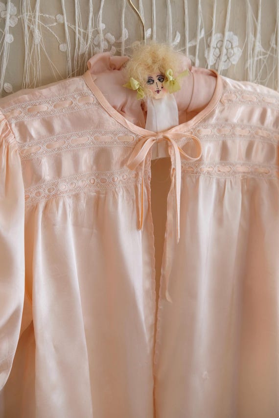 1940s Rayon Pink Bed Jacket with Puff Sleeves - image 4