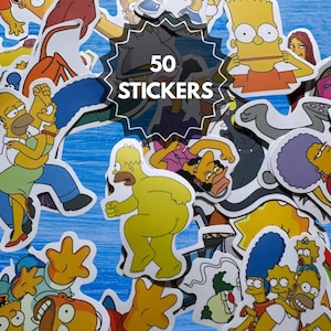 Puede incluir: Una colección de 50 pegatinas con personajes de dibujos animados. Las pegatinas muestran varios personajes en colores vibrantes, con un fondo azul. El texto "50 STICKERS" se muestra de forma destacada en el centro.