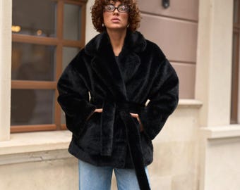 Casaco feminino de pele sintética ecológica com cinto, modelo cropped, em vison vegano.