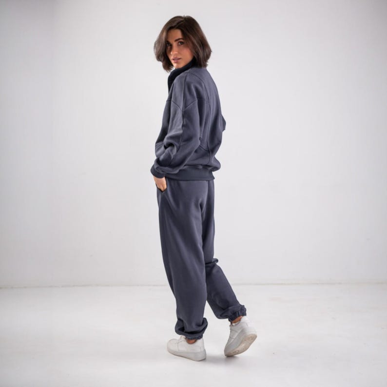 ✨Fabric - Peyne (3-thread loop)
90% Cotton, 10% Polyester
Does not pill, does not fade

📏Sizes: S, M, L, XL (please refer to the last photo for detailed measurements)

Set includes: Hoodie and Joggers

Step into ultimate comfort and style with this versatile women's tracksuit. This isn't just a set for lounging; it's a chic streetwear women set that's perfect for your everyday adventures.