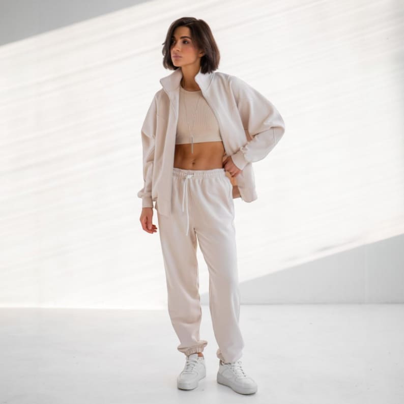 ✨Fabric - Peyne (3-thread loop)
90% Cotton, 10% Polyester
Does not pill, does not fade

📏Sizes: S, M, L, XL (please refer to the last photo for detailed measurements)

Set includes: Hoodie and Joggers

Step into ultimate comfort and style with this versatile women's tracksuit. This isn't just a set for lounging; it's a chic streetwear women set that's perfect for your everyday adventures.