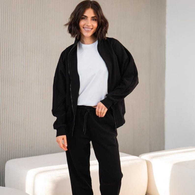 ✨Fabric - Peyne (3-thread loop)
90% Cotton, 10% Polyester
Does not pill, does not fade

📏Sizes: S, M, L, XL (please refer to the last photo for detailed measurements)

Set includes: Hoodie and Joggers

Step into ultimate comfort and style with this versatile women's tracksuit. This isn't just a set for lounging; it's a chic streetwear women set that's perfect for your everyday adventures.