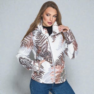 This white puffer jacket blends high-fashion botanical prints with functional design, keeping you comfortable in temperatures down to -5C.

Top Performance Specs
❄️ Insulation: Premium Biosilicone 120 mm for a light down jacket feel.
❄️ Weatherproof: Durable, waterproof raincoat fabric (100% polyester).
❄️ Closure: Unique voluminous diagonal zip puffer coat.
❄️ Collar: High stand-up style for wind protection.
❄️ Utility: Convenient slit pockets and decorative sleeve zippers.