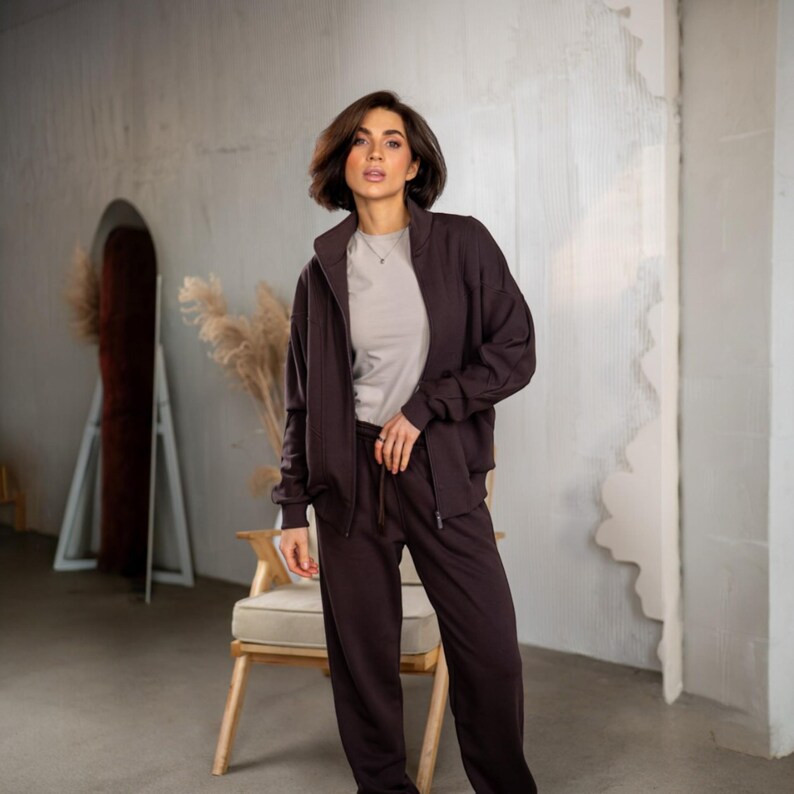 ✨Fabric - Peyne (3-thread loop)
90% Cotton, 10% Polyester
Does not pill, does not fade

📏Sizes: S, M, L, XL (please refer to the last photo for detailed measurements)

Set includes: Hoodie and Joggers

Step into ultimate comfort and style with this versatile women's tracksuit. This isn't just a set for lounging; it's a chic streetwear women set that's perfect for your everyday adventures.