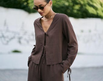 Schokoladenfarbene Palazzohose aus Leinen: Sommerliches Damenoutfit