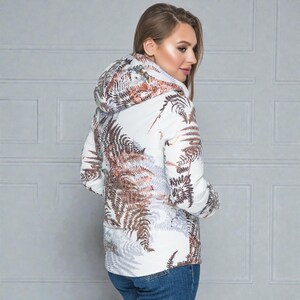 This white puffer jacket blends high-fashion botanical prints with functional design, keeping you comfortable in temperatures down to -5C.

Top Performance Specs
❄️ Insulation: Premium Biosilicone 120 mm for a light down jacket feel.
❄️ Weatherproof: Durable, waterproof raincoat fabric (100% polyester).
❄️ Closure: Unique voluminous diagonal zip puffer coat.
❄️ Collar: High stand-up style for wind protection.
❄️ Utility: Convenient slit pockets and decorative sleeve zippers.