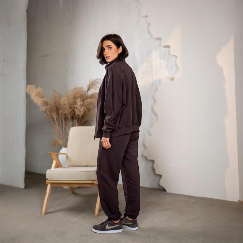 ✨Fabric - Peyne (3-thread loop)
90% Cotton, 10% Polyester
Does not pill, does not fade

📏Sizes: S, M, L, XL (please refer to the last photo for detailed measurements)

Set includes: Hoodie and Joggers

Step into ultimate comfort and style with this versatile women's tracksuit. This isn't just a set for lounging; it's a chic streetwear women set that's perfect for your everyday adventures.