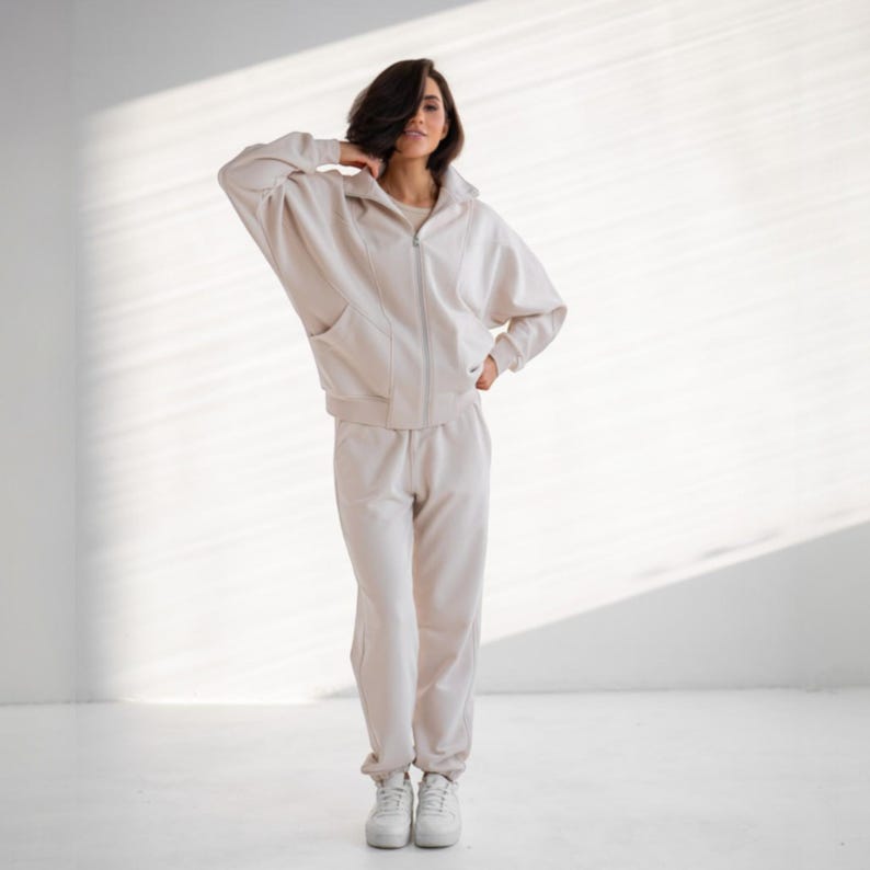 ✨Fabric - Peyne (3-thread loop)
90% Cotton, 10% Polyester
Does not pill, does not fade

📏Sizes: S, M, L, XL (please refer to the last photo for detailed measurements)

Set includes: Hoodie and Joggers

Step into ultimate comfort and style with this versatile women's tracksuit. This isn't just a set for lounging; it's a chic streetwear women set that's perfect for your everyday adventures.