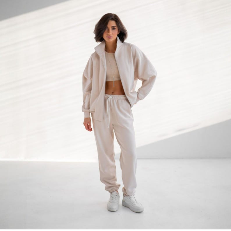✨Fabric - Peyne (3-thread loop)
90% Cotton, 10% Polyester
Does not pill, does not fade

📏Sizes: S, M, L, XL (please refer to the last photo for detailed measurements)

Set includes: Hoodie and Joggers

Step into ultimate comfort and style with this versatile women's tracksuit. This isn't just a set for lounging; it's a chic streetwear women set that's perfect for your everyday adventures.